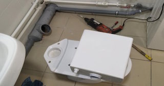 Установка напольного унитаза в Наро-Фоминске: монтаж под ключ от СантехДомНр- от 5102 рублей.